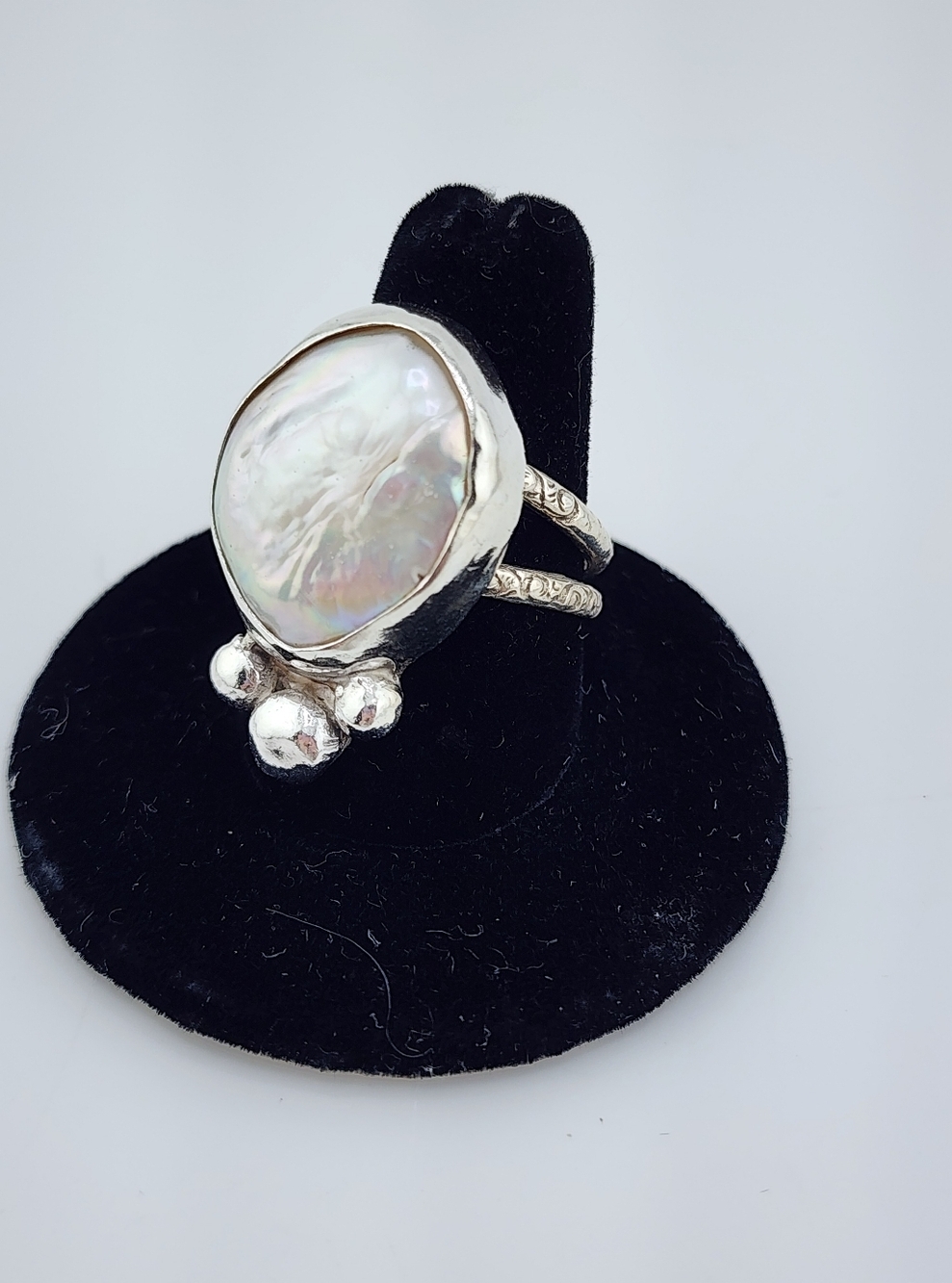 SWEETWATER PEARL DOUBLE EMBOSSED RING BAND SIZE 8.5